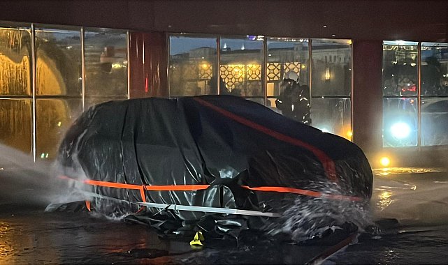 Şişli'de 34 katlı plazanın otoparkındaki elektrikli cip alev alev yandı