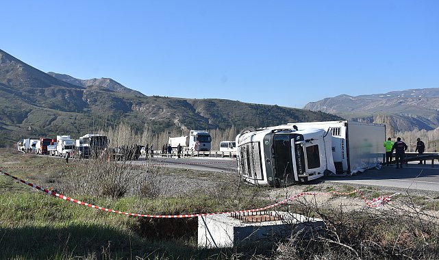 Sivas'ta TIR'ın devrildiği kaza nedeniyle ulaşım aksadı