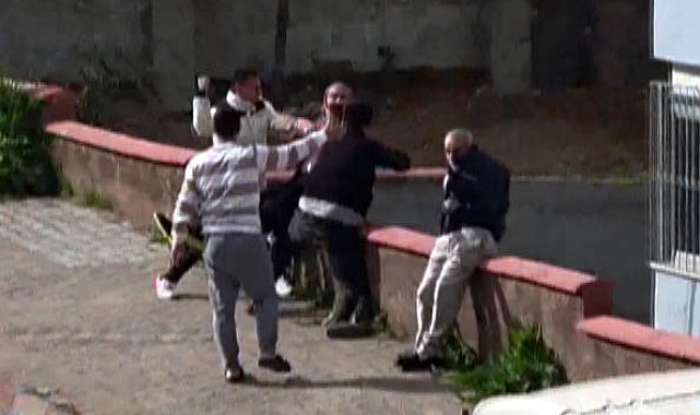 Tekerlekli sandalyedeki babasını azarlayınca mahalledeki gençler tarafından dövüldü