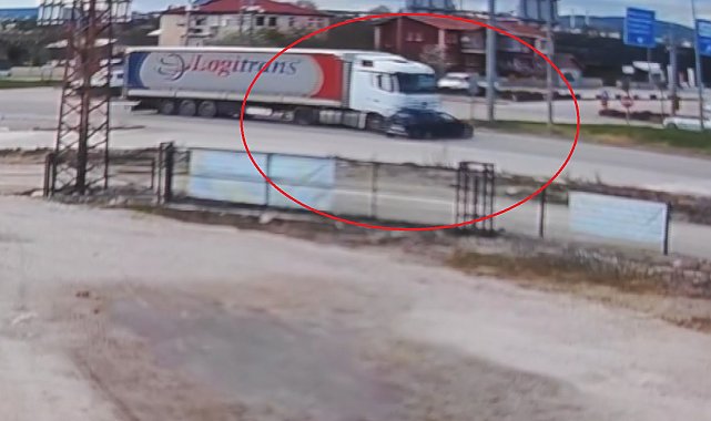 TIR'ın, çarptığı otomobili metrelerce sürüklediği kaza kamerada