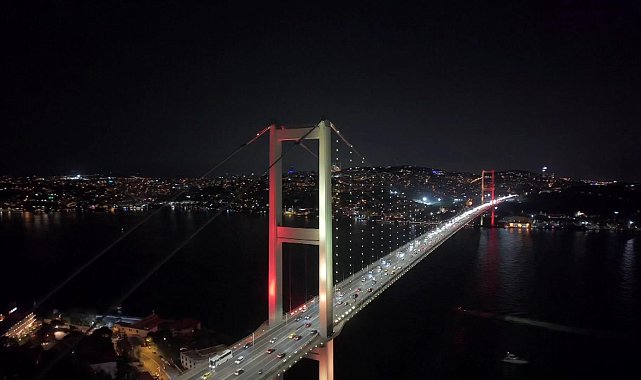 15 Temmuz Şehitler Köprüsü şampiyon Galatasaray'ın renkleriyle ışıklandırıldı Havadan görüntülerle