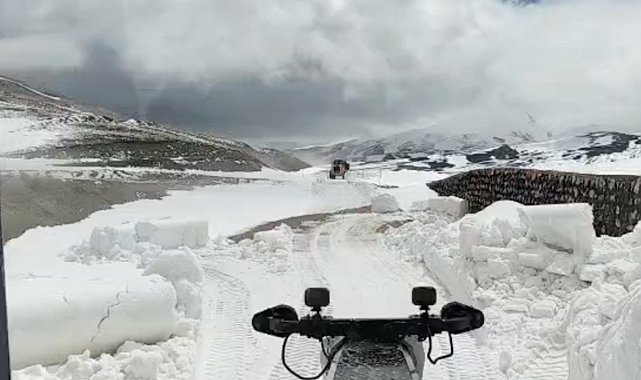 2 bin 390 rakımdaki Spikor Geçidi'nde karla mücadele çalışması
