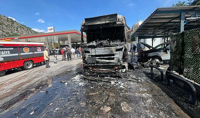 Akaryakıt istasyonunda mazot yüklü tanker alev aldı; 3 araç yandı