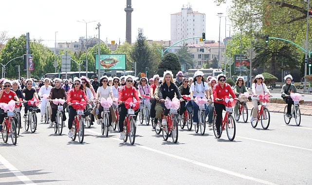 Anneler Günü'nde aileler Kayseri'de pedal çevirdi