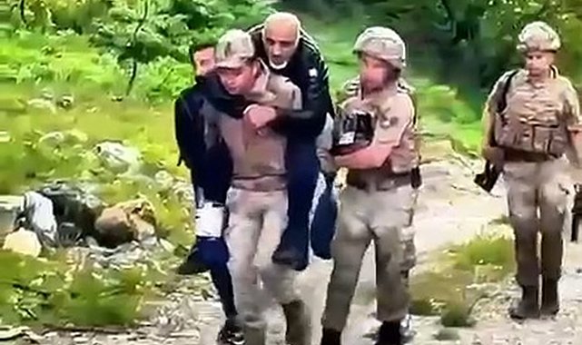 Ayağı burkulunca arazide mahsur kaldı, jandarma sırtında taşıyıp kurtardı