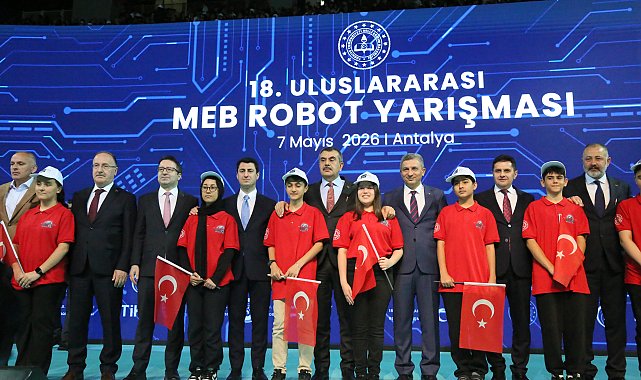 Bakan Tekin, Antalya'da robot yarışmasına katıldı