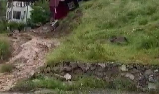 Doğu Akdeniz'de sağanak; caddeleri su bastı