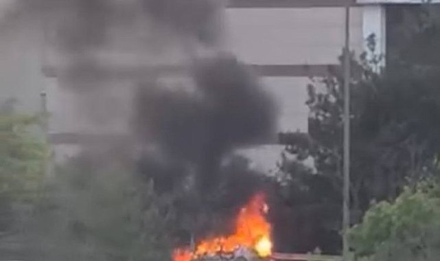 Esenyurt'ta seyir halindeki otomobil alev alev yandı