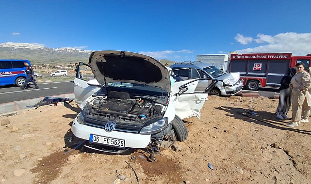 Hafif ticari araç ile otomobil çarpıştı: 7 yaralı