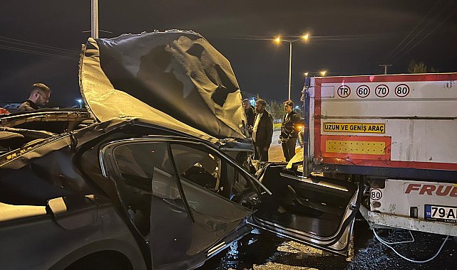 Otomobil, park halindeki TIR'a çarptı; 2 yaralı