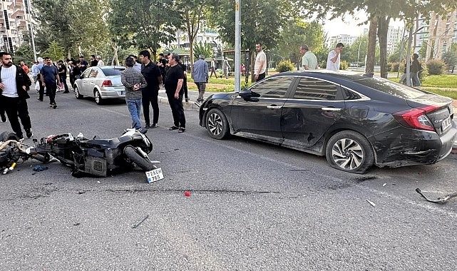 Park halindeki otomobile çarpıp ikiye bölünen motosikletin sürücüsü yaralandı