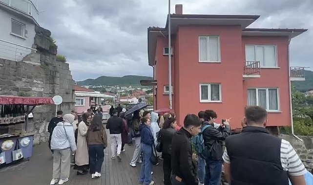 Sağanağın etkili olduğu Amasra'da bayram yoğunluğu