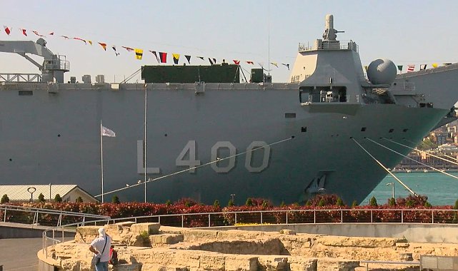 TCG Anadolu Gemisi Sarayburnu'na demirledi