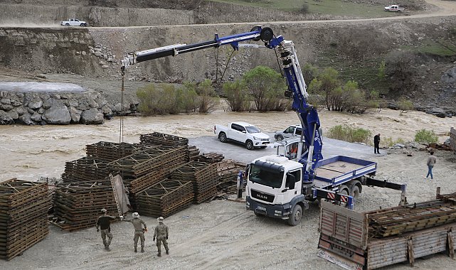 TSK'dan Hakkari'de heyelan bölgesine 40 metrelik köprü