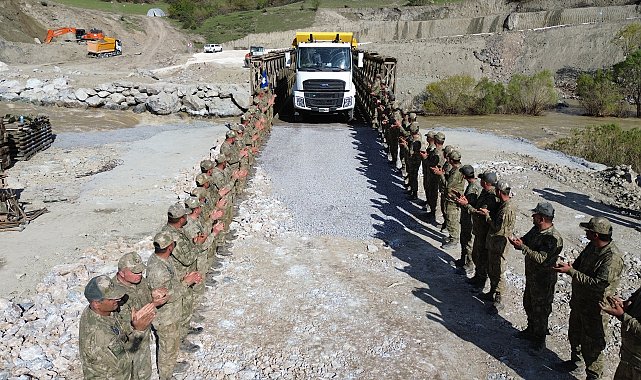 TSK'nın Hakkari'de heyelan bölgesine kurduğu panel köprüden ilk araç geçişleri yapıldı