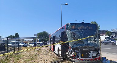 1 kişinin öldüğü kazada belediye otobüsüyle çarpışan hafif ticari araç sürücüsü tutuklandı
