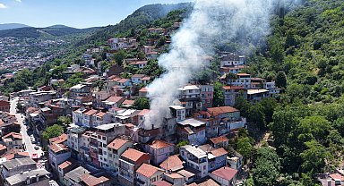 3 katlı evde çıkan yangın yan binaya sıçradı; depremde kolunu, yangında evini kaybetti