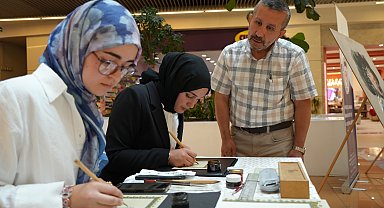 38 yaşında öğrendiği 'hüsnühat'ı okuldaki öğrencilerine öğretiyor