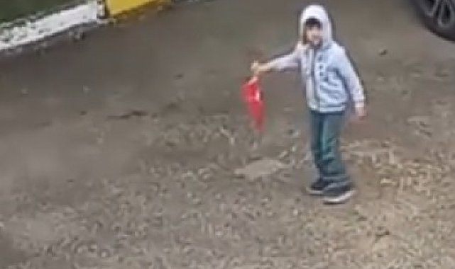 5 yaşındaki Miraç, evden çıkıp yere düşen Türk bayrağını aldı; on anlar kamerada