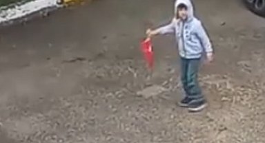 5 yaşındaki Miraç, evden çıkıp yere düşen Türk bayrağını aldı; on anlar kamerada