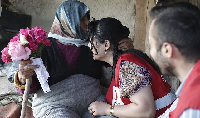 Adada yaşayan 93 yaşındaki kadına kayıkla yardım malzemesi ulaştırıldı