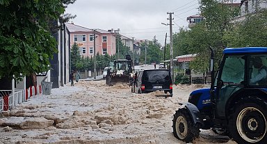 Afyon'da dolu yağışı; yollar kapandı, bahçeler zarar gördü