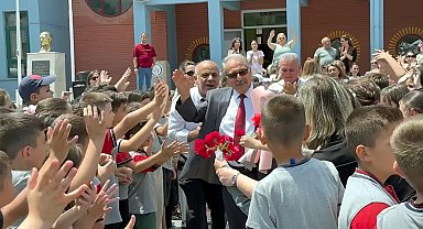 Alkışlarla uğurlanan 44 yıllık öğretmen, gözyaşlarına hakim olamadı