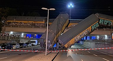 Almanya'da iki yük treni çarpıştı: 1 ölü