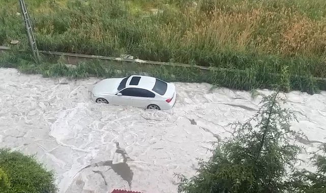 Ankara'da dolu ve sağanak hayatı olumsuz etkiledi