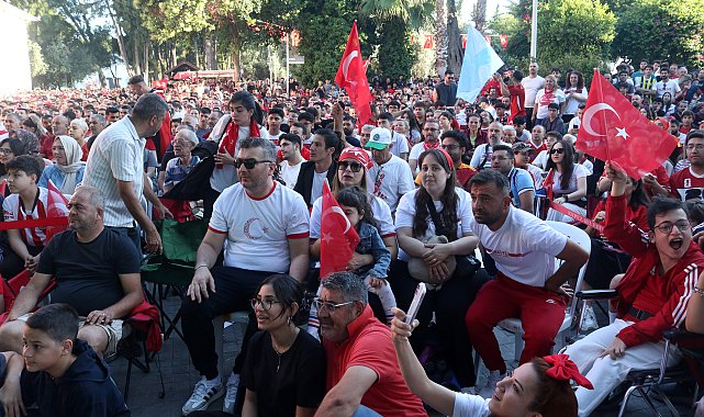 Antalya'daki sporseverler milli takımın yenilgisine üzüldü