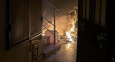 Apartman girişindeki yangını söndüren polis, mahsur kalan kadını kurtardı