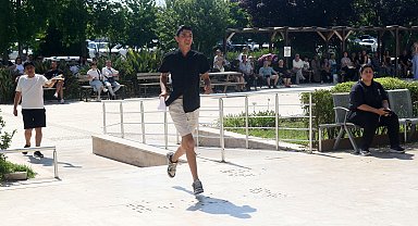 Aracını park edemeyince sınava geç kalan aday içeri alınmadı