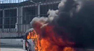 Arnavutköy'de servis minibüsü alev alev yandı