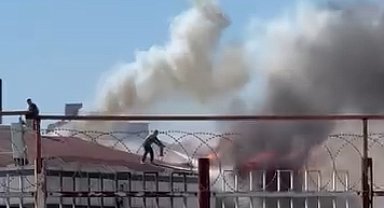 Ataşehir'de 3 katlı binanın çatısında çıkan yangın söndürüldü