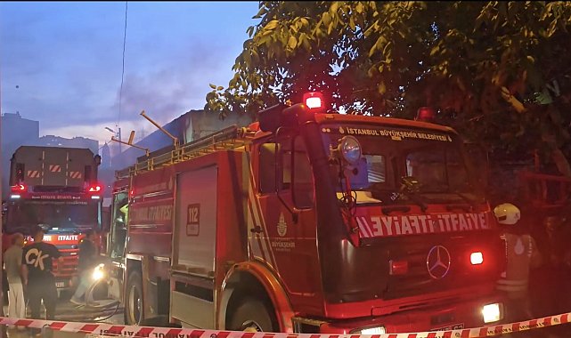 Ataşehir'de mobilya imalathanesinde çıkan yangın söndürüldü