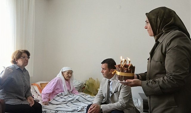 Atatürk'ün elini öptüğünü belirten 101 yaşındaki Hacer Akdoğan'a sürpriz doğum günü