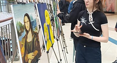 Atık yağları boyaya dönüştürüp, yaptıkları tabloları sergilediler