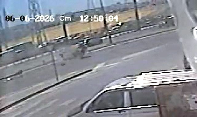 Avcılar'da D-100 Karayolu'nda aydınlatma direğine çarpan otomobil takla attı; 2 yaralı