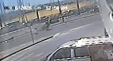 Avcılar'da D-100 Karayolu'nda aydınlatma direğine çarpan otomobil takla attı; 2 yaralı