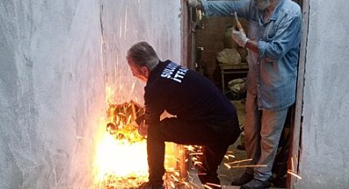 Bacaya düşen yavru kediyi itfaiye kurtardı