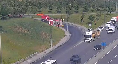 Bağcılar'da itfaiye aracı devrildi -1