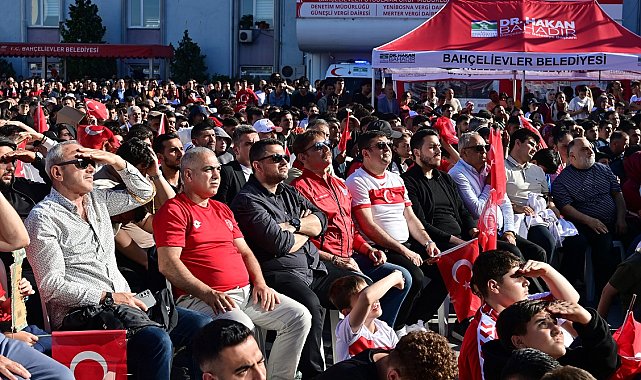 Bahçelievler'de binlerce kişi milli takıma destek için bir araya geldi