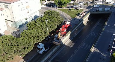 Bahçelievler'de TIR'ın üzerindeki kepçe devrildi