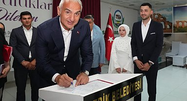 Bakan Ersoy, Antalyalı çiftin nikah şahidi oldu