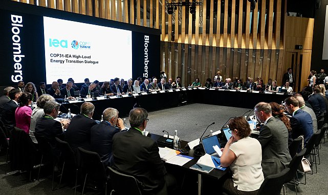 Bakan Kurum, Londra'da Enerji Dönüşümü Diyaloğu Toplantısı'na katıldı