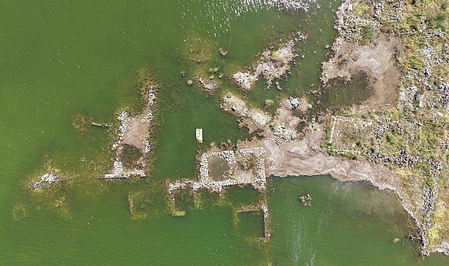 Baraj suyunun çekilmesiyle gün yüzüne çıkan mahalle, yeniden görünmez oldu