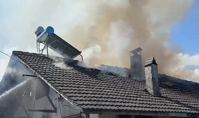 Bartın'da 2 katlı ev yandı