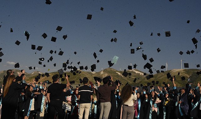 BEÜ'de mezuniyet coşkusu; 2 bin 800 öğrenci kep attı