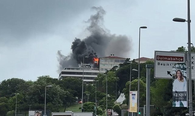 Beyoğlu'nda 5 katlı binanın çatı katında yangın -1