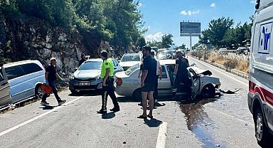 Bodrum'da otomobil ile minibüs çarpıştı: 6 yaralı